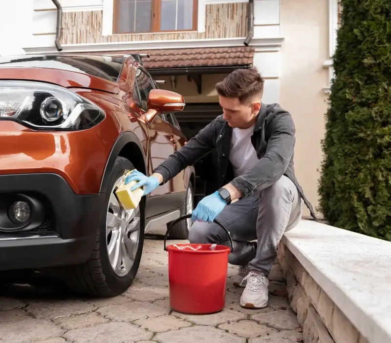 Lavage auto à domicile Saint-Valery-sur-Somme : professionnel intervenant sur un véhicule